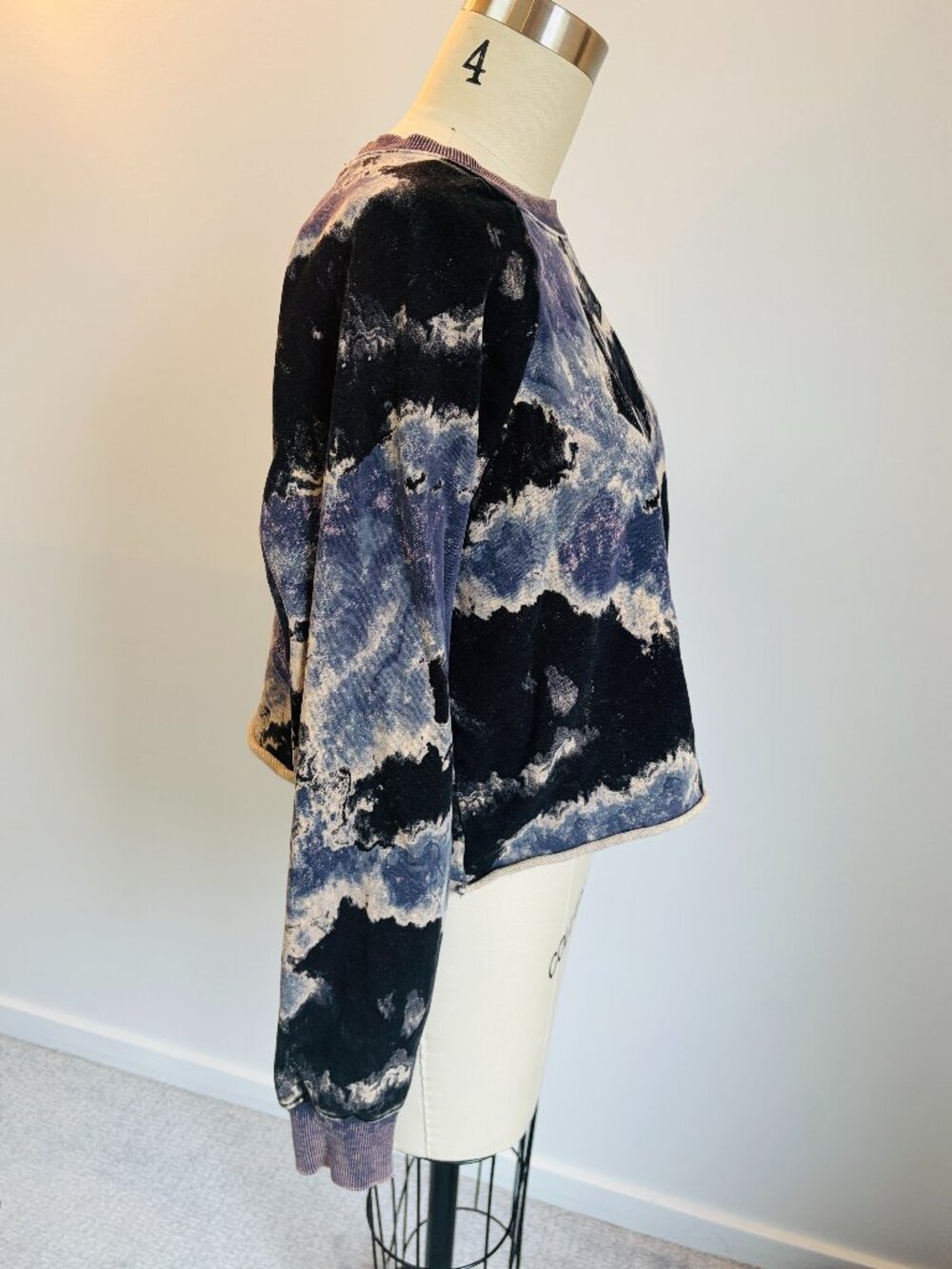 Indie Sleeze JoyLab Cloud Wash Tie Dye Cropped Crew Sweatshirt Blue Black Size M - Picture 3 of 9